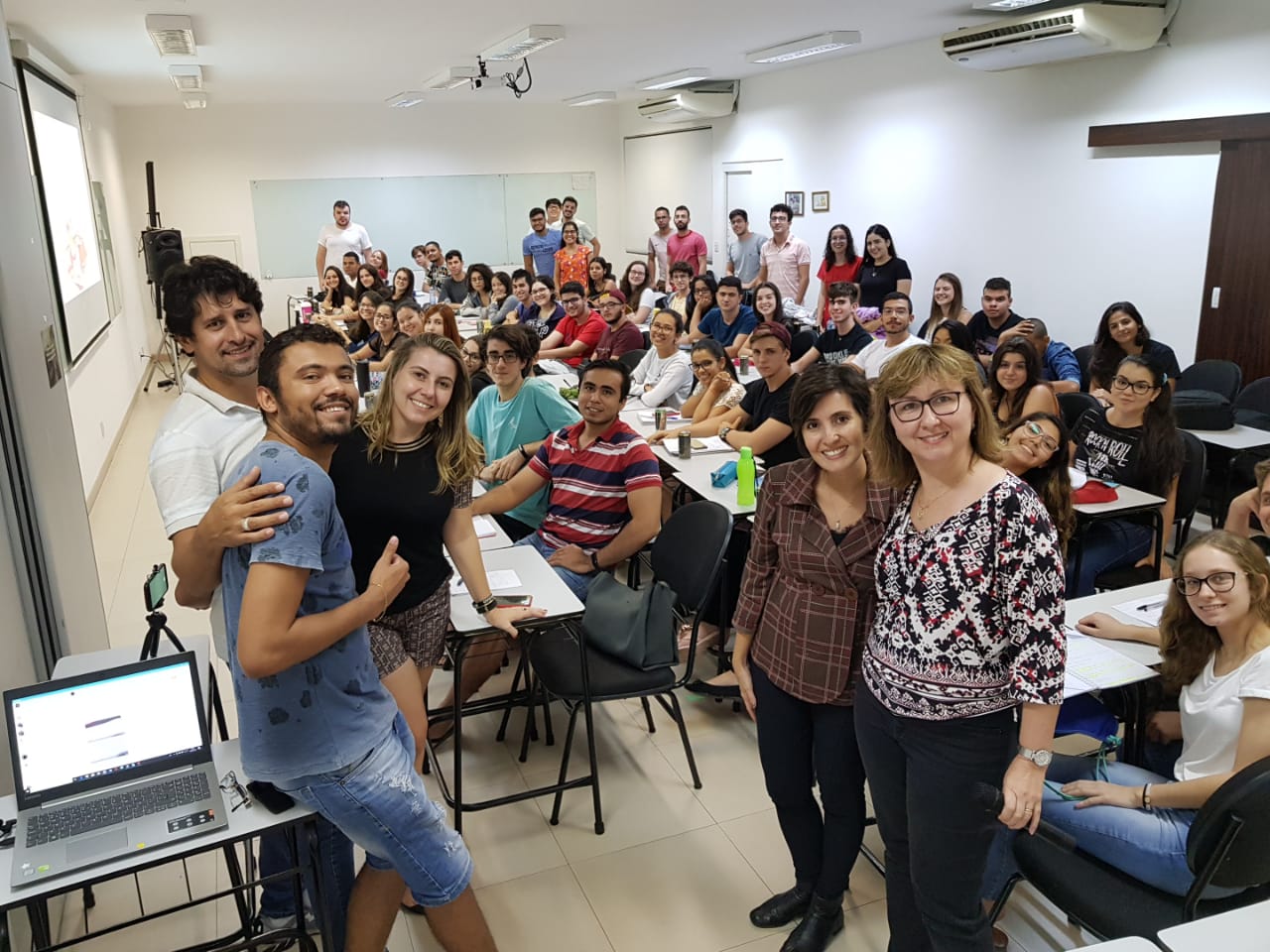 Palestra Prof. Roberson - Sistema de cotas: sucesso ou fracasso na busca por igualdade social Palestra Prof. Roberson - Sistema de cotas: sucesso ou fracasso na busca por igualdade social
